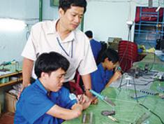 Báo Người Lao Động: Nhà sáng chế gàn